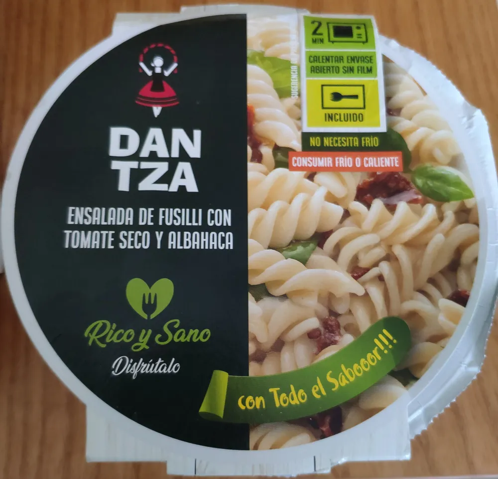 Ensalada de fusilli con tomate seco y albahaca