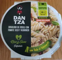 Ensalada de fusilli con tomate seco y albahaca
