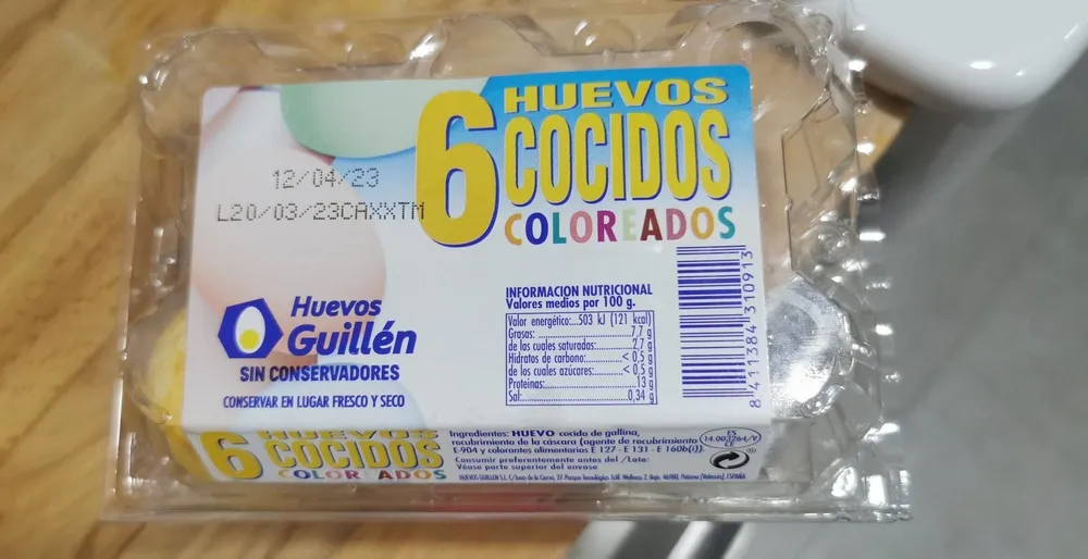 Seis huevos cocidos coloreados