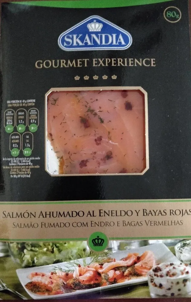 Salmón ahumado al eneldo y bayas rojas