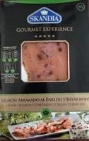 Salmón ahumado al eneldo y bayas rojas