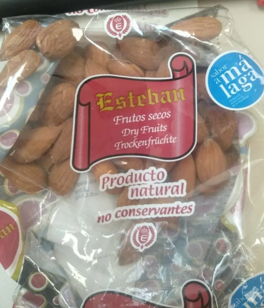 Almendra cruda con piel