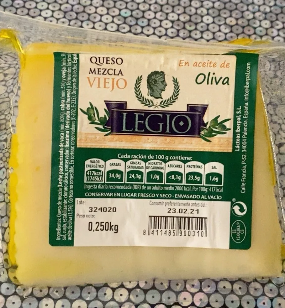 Queso mezcla viejo en aceite de oliva