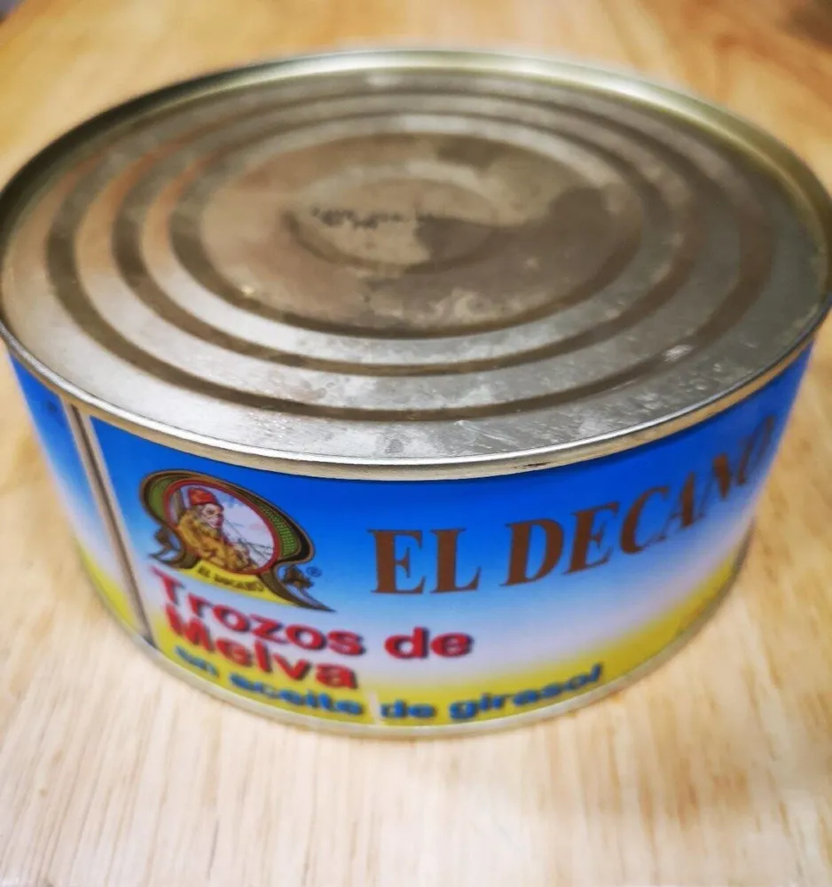 Trozos de melva en aceite de girasol