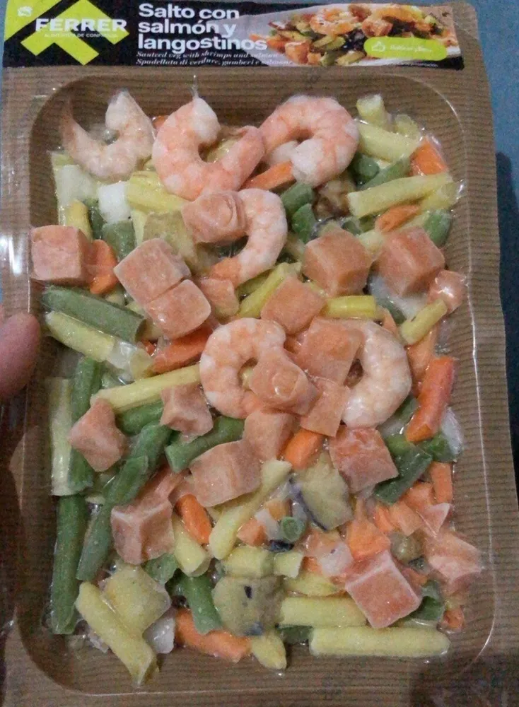 Salto de verduras con salmon y langostino ultracongelado