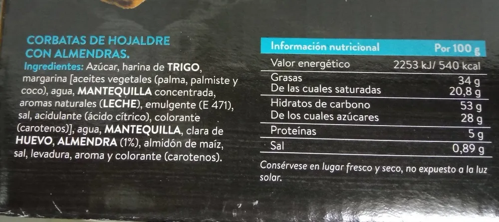 Corbatas de hojaldre con almendras