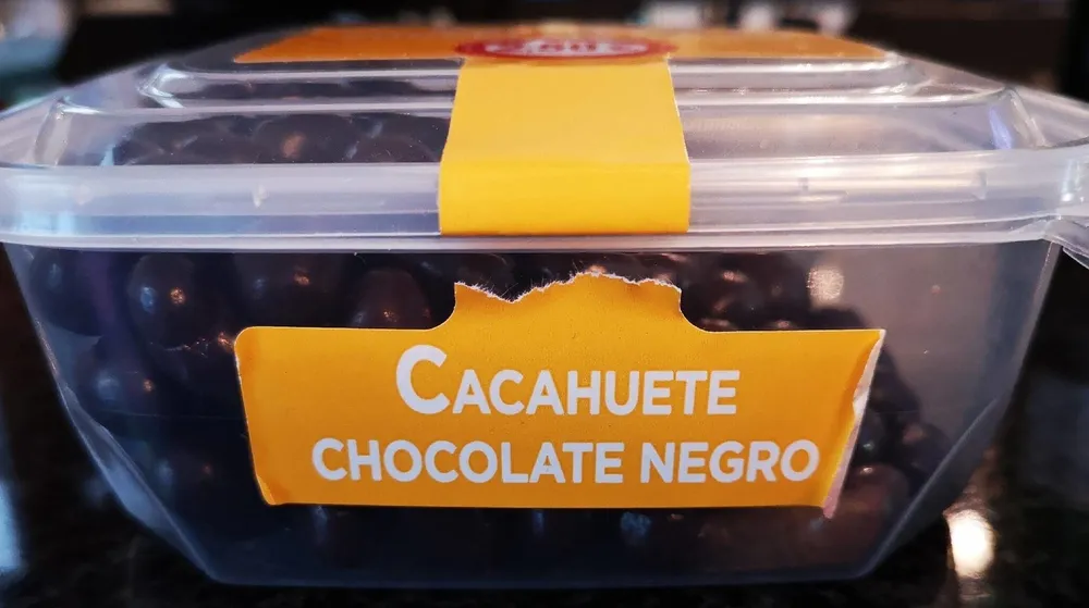 Cacahuete con chocolate negro