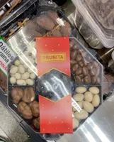 Bandeja de frutos secos cubiertos de chocolate