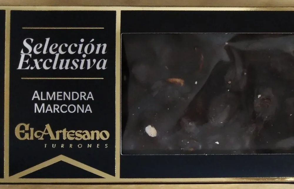 Turrón de chocolate negro con almendras