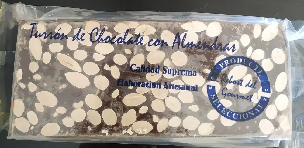 Turrón de chocolate con almendras