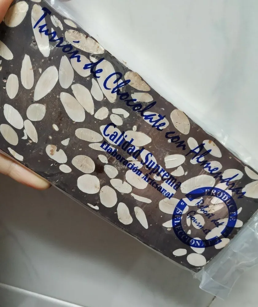 Turrón de chocolate con almendras