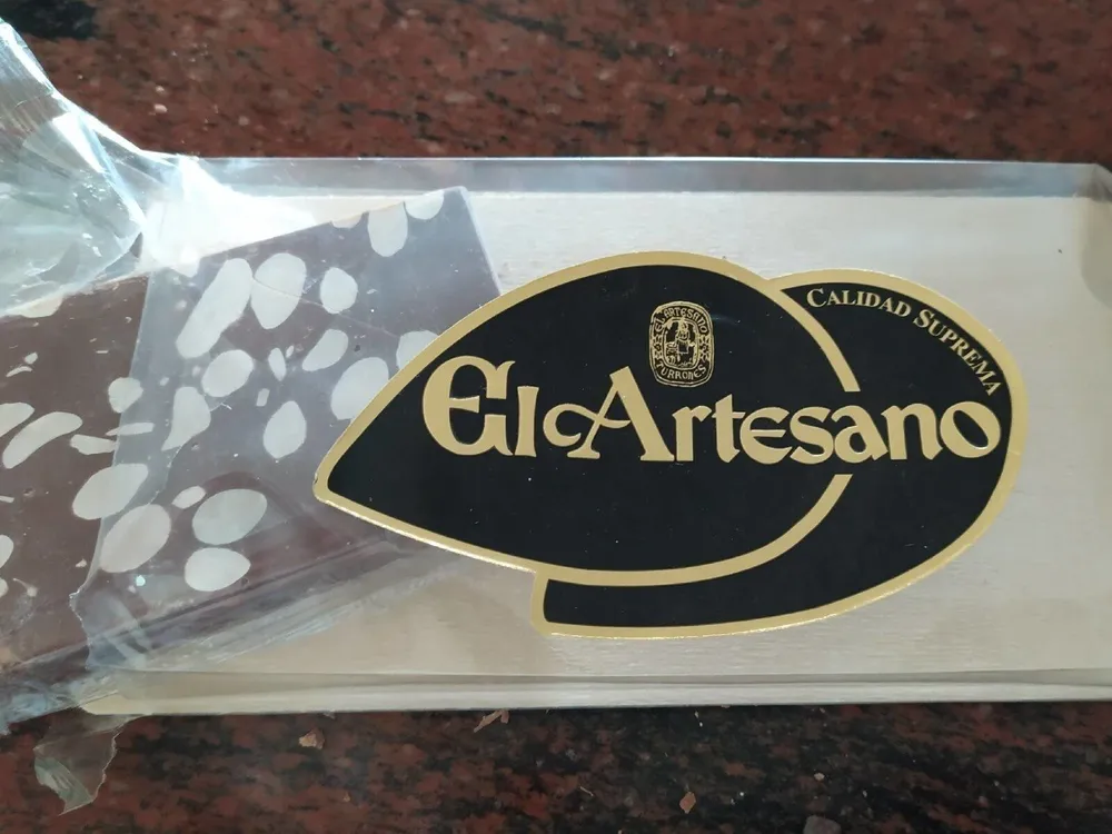 Turrón chocolate con almendras