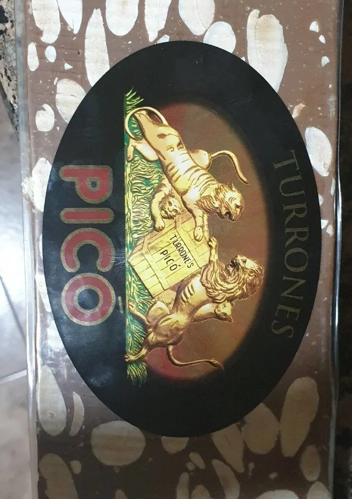 Turrón de chocolate con almendras