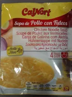 Sopa de pollo con fideos