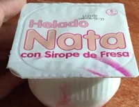 Tarrina de helado de nata con sirope de fresa