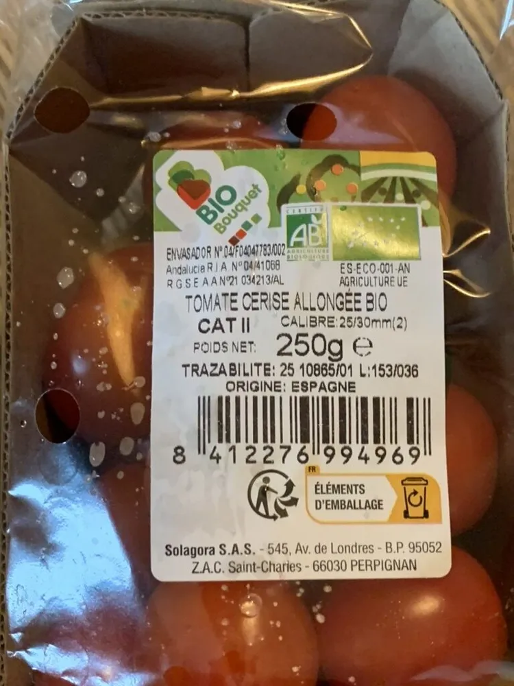 Tomates cerise allongée