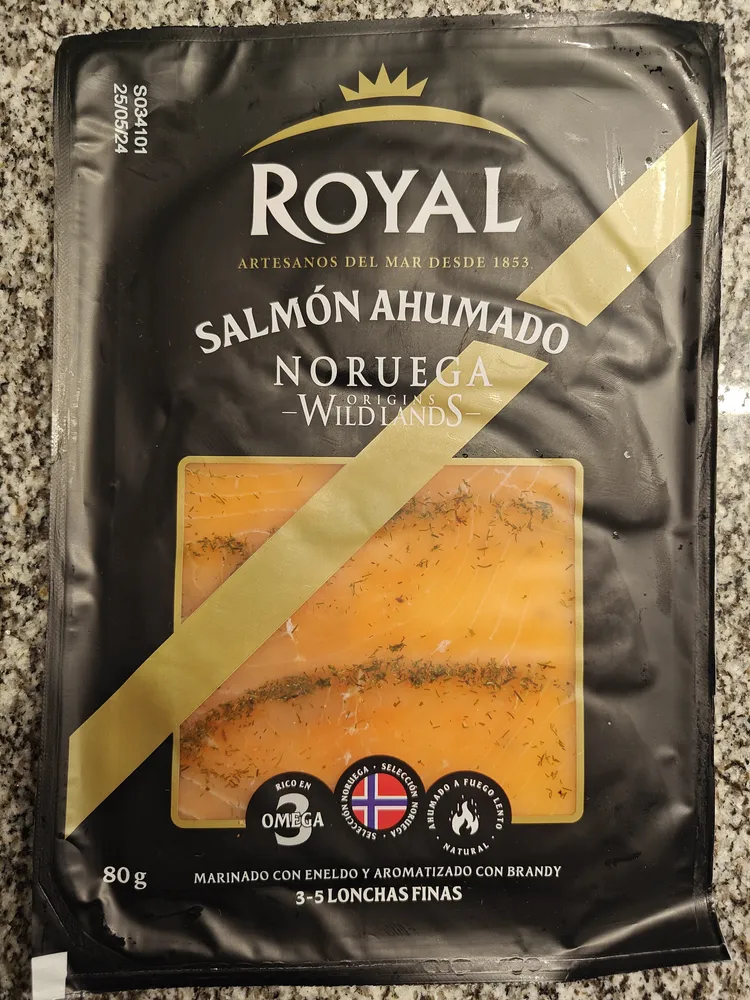 Salmón ahumado marinado con eneldo