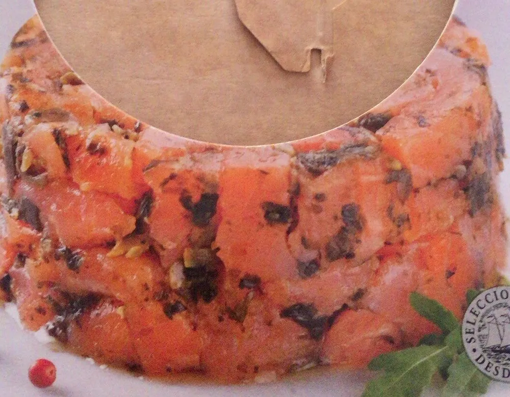 Tartar de salmon ahumado con algas marinad