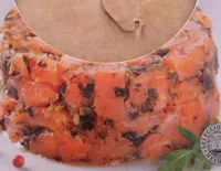 Tartar de salmon ahumado con algas marinad