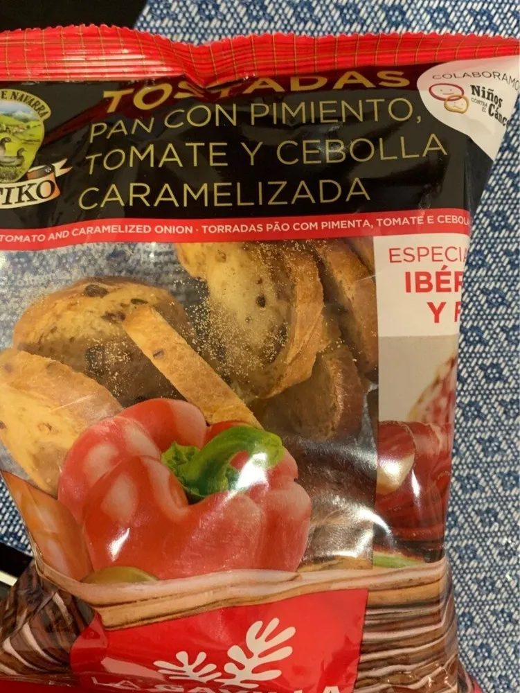 Tostadas: pan con pimiento, tomate y cebolla caramelizada