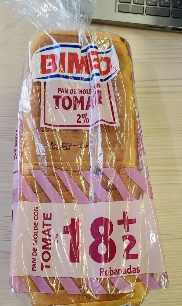 Pan de momde con tomate