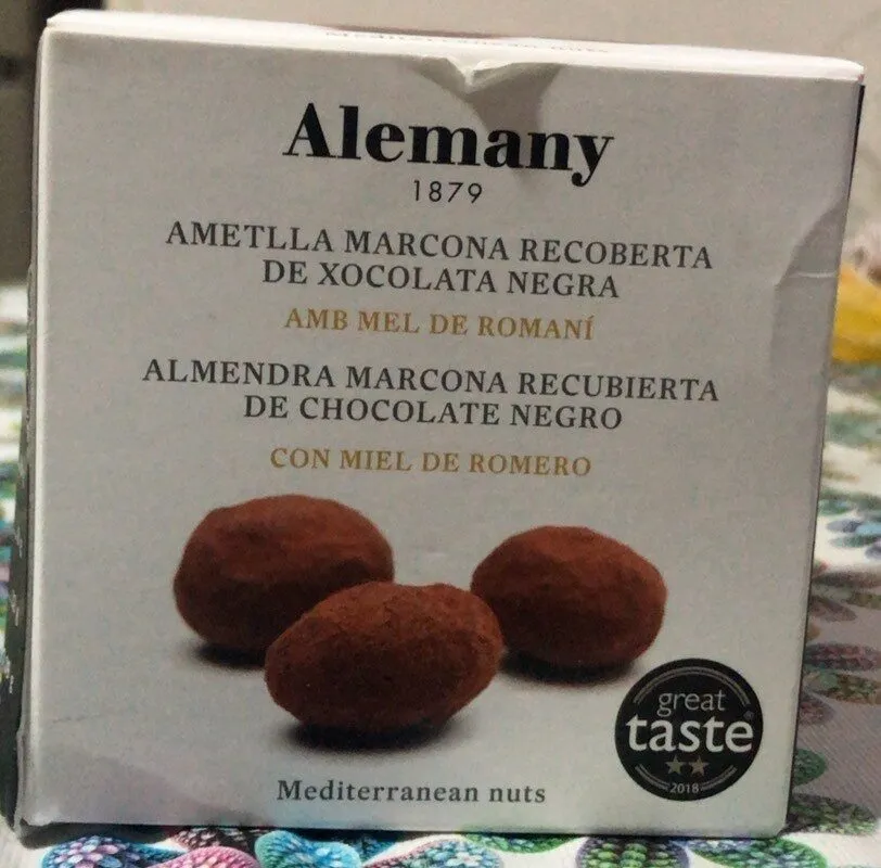 Almendra marcona recubierta de chocolate negro