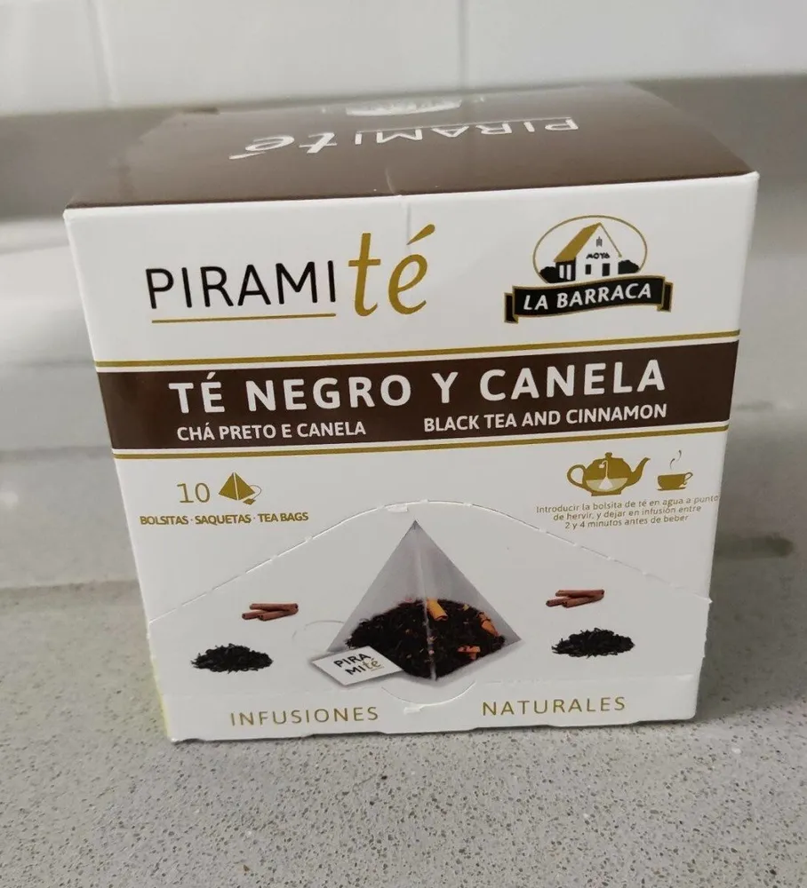 Piramité negro y canela