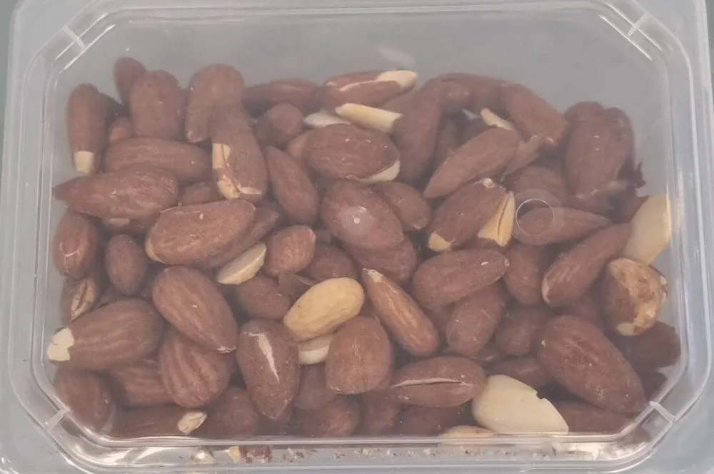 Almendra con piel
