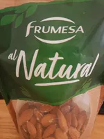 Almendra con piel cruda