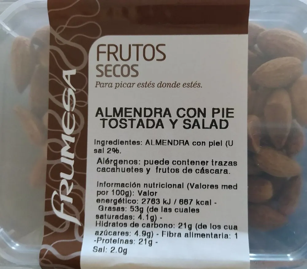 Almendra con piel tostada y salada
