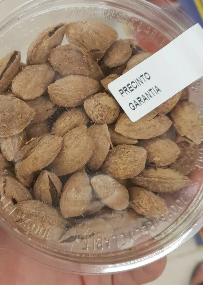 Almendra con cáscara tostada