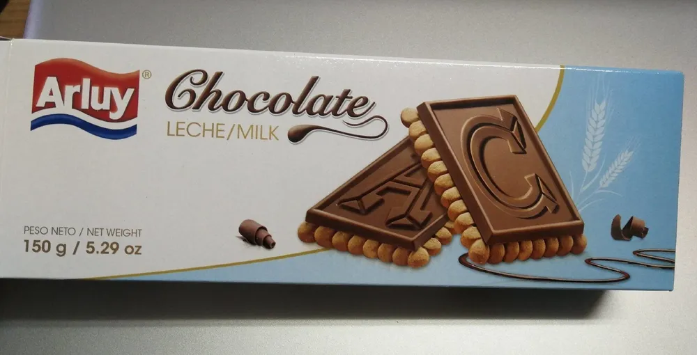 Galleta con tableta de chocolate con leche