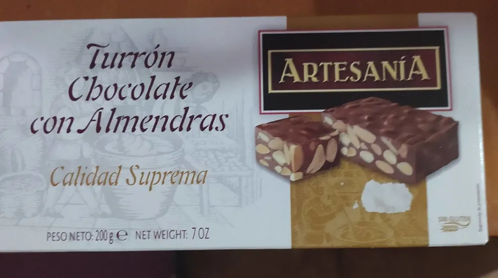 Turrón chocolate con almendras