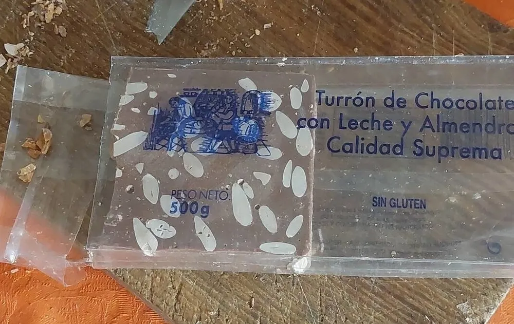 Turrón de chocolate con leche y almendras