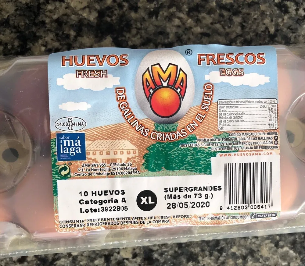 Huevos frescos de gallinas criadas en el suelo