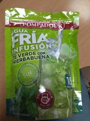 Agua fría infusión té verde con hierbabuena