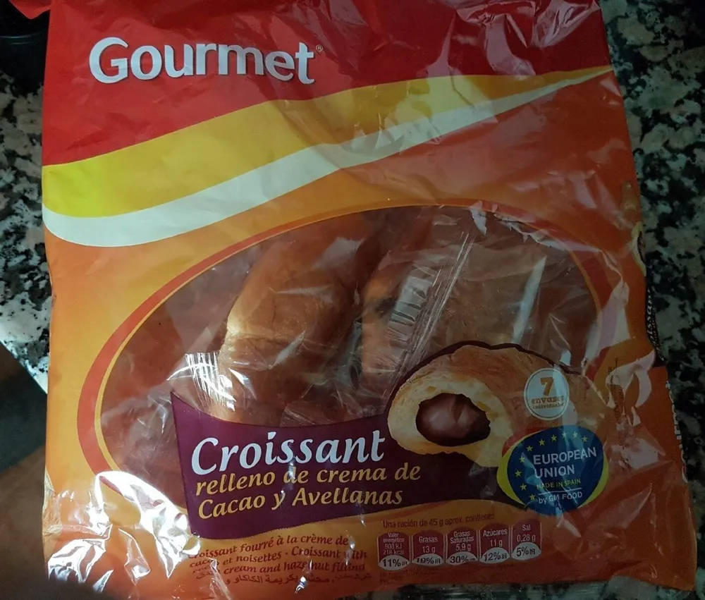 croissant relleno de crema de cacao y avellanas