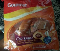 croissant relleno de crema de cacao y avellanas
