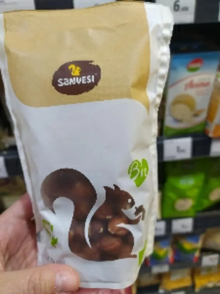 Avellana cruda con piel ecológica y sin gluten