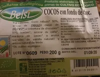 Cocos con fondo de chocolate