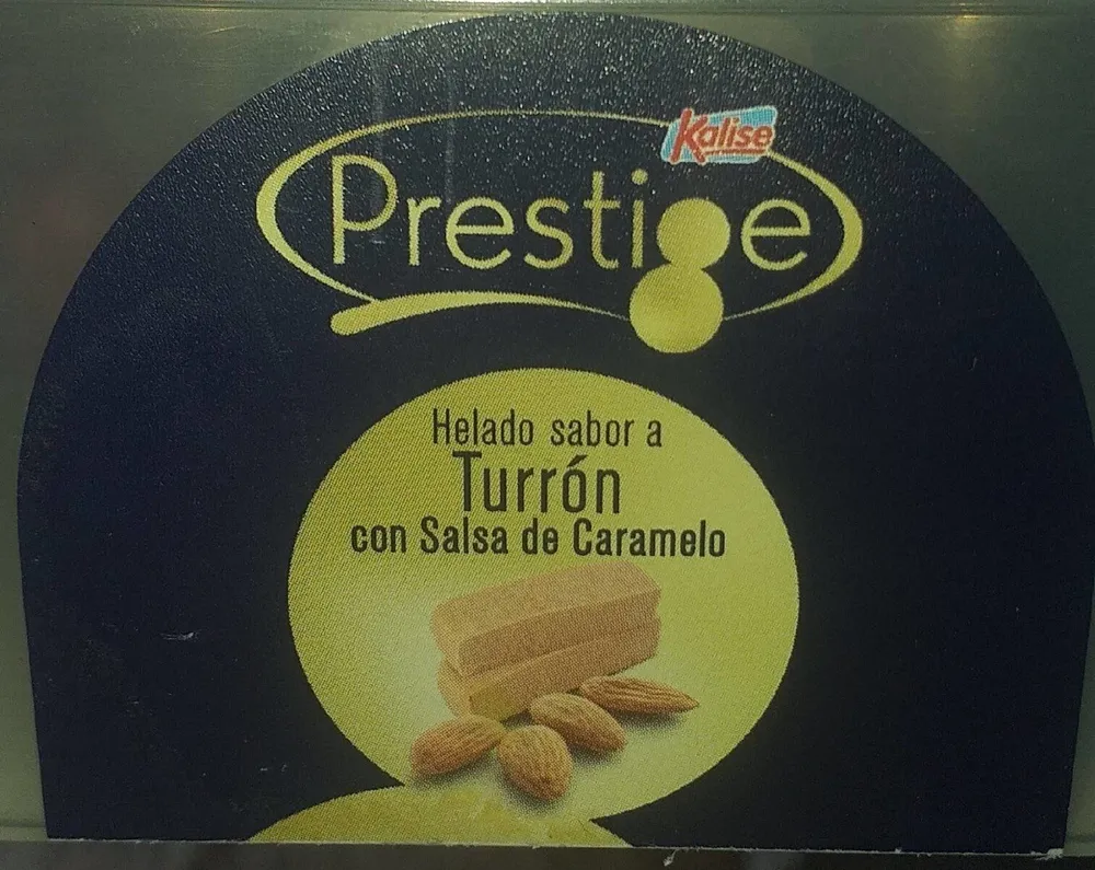 Helado sabor a turrón con salsa de caramelo