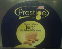 Helado sabor a turrón con salsa de caramelo