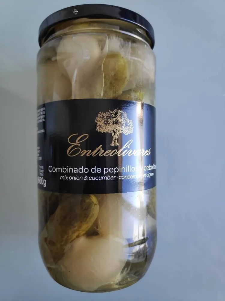 Combinado de pepinillos y cebollitas