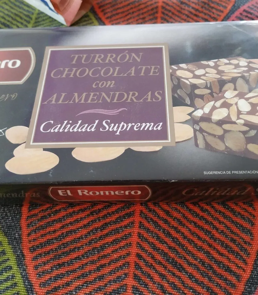 Turrón chocolate con almendras