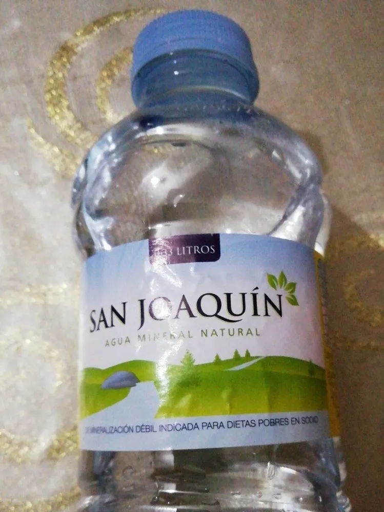 Agua mineral natural