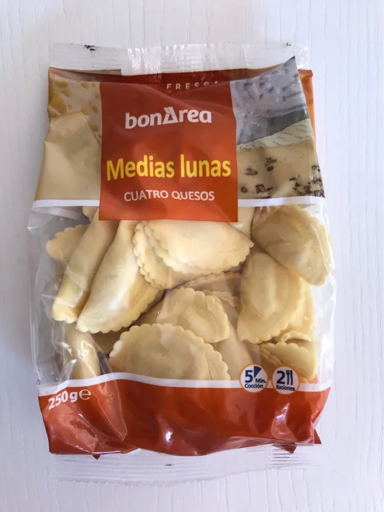 Medias lunas cuatro quesos