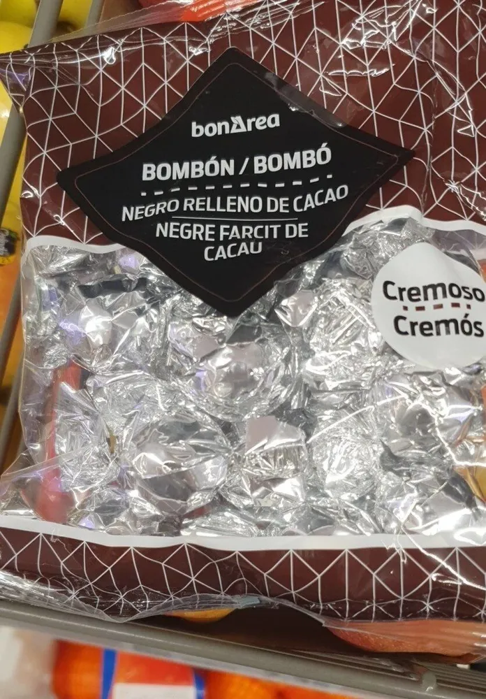 Bombón relleno de cacao negro