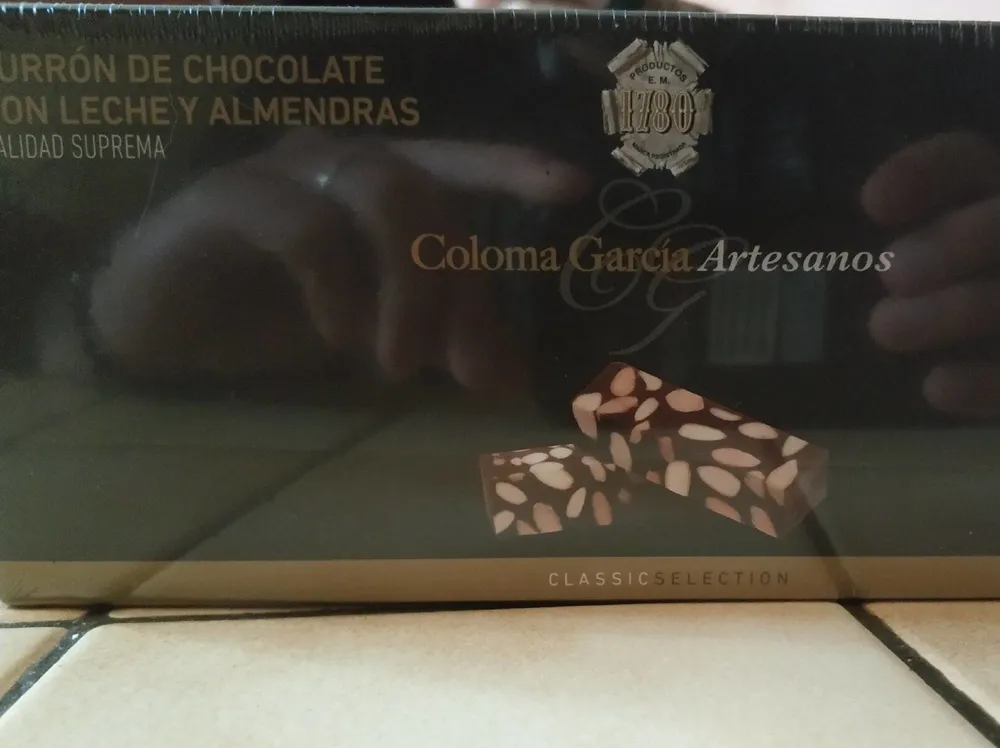 Turrón de chocolate con leche y almendras