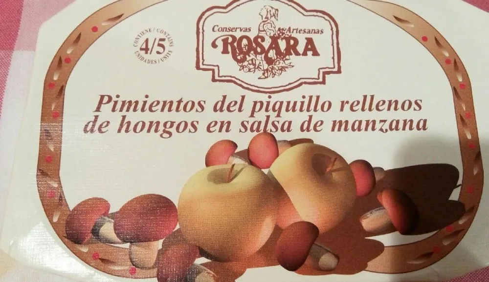 Pimientos de piquillo rellenos de hongos en salsa de manzana