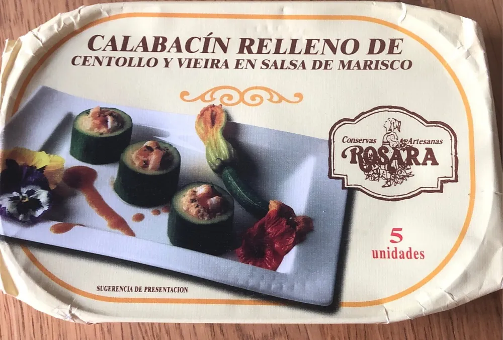 Calabacín relleno de centollo y vieira en salsa de marisco